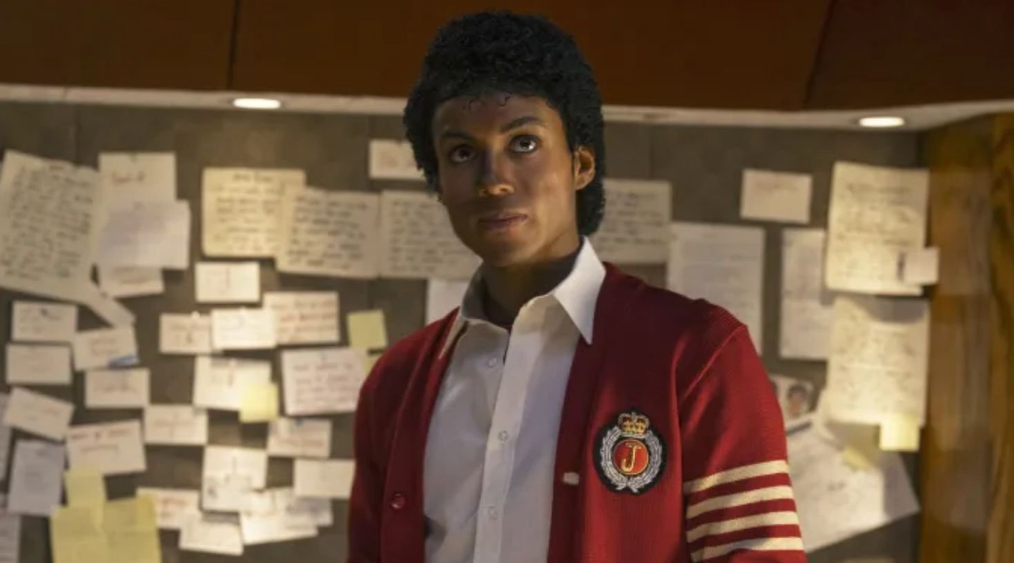 Pop müziğin ikonik ismi Michael Jackson’ın hayatını konu alan biyografi filmiyle ilgili yeni detaylar ortaya çıktı. Yapımın, sanatçının yaşamındaki tartışmalı başlıklardan biri olan çocuk istismarı iddialarını kapsam dışı bırakacağı belirtildi. Uzun süredir hazırlıkları devam eden proje, Michael Jackson’ın kariyerine ve müzikal mirasına odaklanmayı hedefliyor. Filmde, sanatçının yükselişi, sahne performansları ve müzik dünyasındaki etkisi ön planda tutulacak. Yapımın Odağı Kariyer Olacak Projenin yaratıcı ekibinin, hikâyeyi daha çok Jackson’ın sanatsal yolculuğu üzerinden anlatmayı tercih ettiği ifade ediliyor. Bu kapsamda, tartışmalı iddiaların senaryoya dahil edilmemesi yönünde bir yaklaşım benimsendiği aktarılıyor. Kararın, filmin tonunu ve anlatı çerçevesini belirleyen temel unsurlardan biri olduğu değerlendiriliyor. Tartışmalar Yeniden Gündemde Michael Jackson hakkında geçmişte ortaya atılan çocuk istismarı iddiaları, sanatçının hayatı boyunca ve sonrasında kamuoyunda geniş yankı uyandırmıştı. Biyografi filminde bu konunun işlenmeyecek olması, şimdiden farklı görüşlerin ortaya çıkmasına neden oldu. Eleştirmenler, biyografik bir yapımda tartışmalı yönlerin de ele alınması gerektiğini savunurken, bazı kesimler ise filmin sanatsal mirasa odaklanmasını destekliyor. Yapım Süreci Devam Ediyor Filmle ilgili çekim takvimi ve vizyon tarihi gibi detayların ilerleyen dönemde netleşmesi bekleniyor. Projenin, müzik dünyasının en çok konuşulan isimlerinden biri olan Michael Jackson’ın hayatını beyaz perdeye taşıyacak önemli yapımlar arasında yer alacağı ifade ediliyor. Yapıma ilişkin yeni gelişmelerin önümüzdeki süreçte paylaşılması bekleniyor.