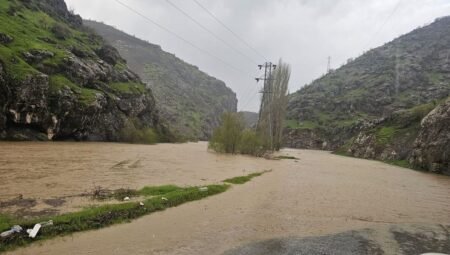 Hakkari Şemdinli-Derecik yolu son durum: Sağanak sonrası ulaşım kapandı mı?