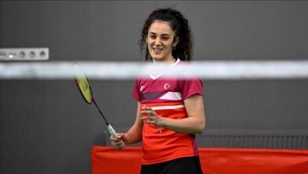 Neslihan Arın’dan Tarihi Başarı: Avrupa Badminton Şampiyonası’nda Yarı Finalde! Madalya Garantisiyle Tarih Yazdı
