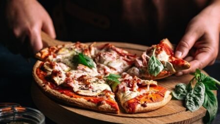 Pizza hamuru nasıl açılır? Restoran gibi pizza yapmanın en kolay yolu nedir?