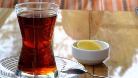 Çaya limon sıkmak ne işe yarar? Çaya limon atmanın faydaları nelerdir?