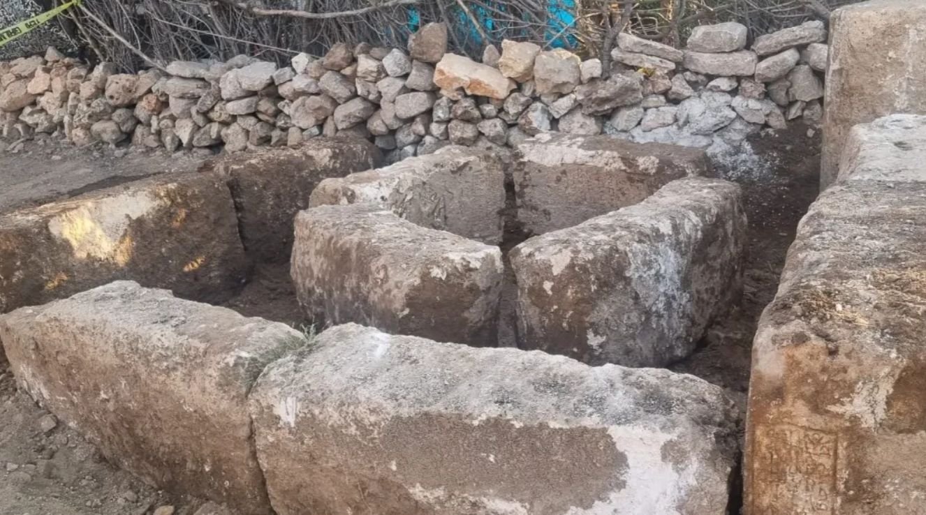 Midyat’ta yol çalışmasında Süryanice yazıtlı 13 taş blok bulundu