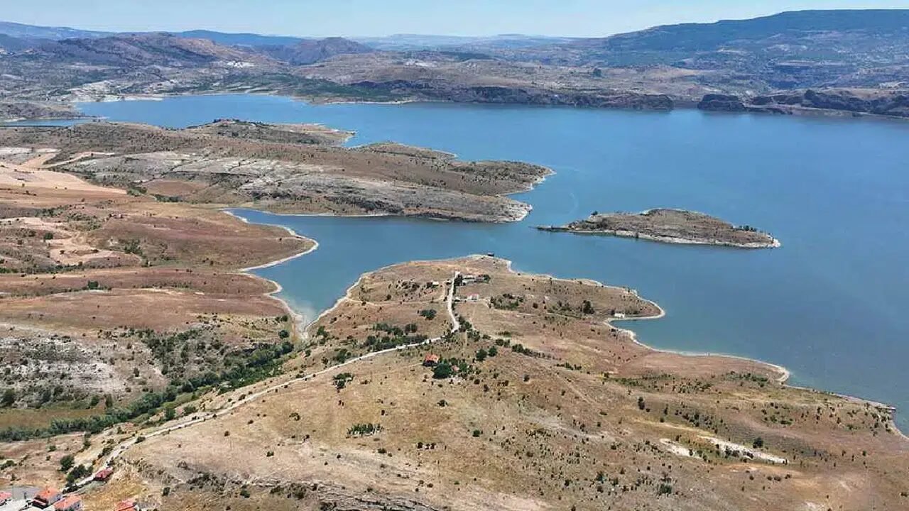 Van Gölü’nde yetersiz yağışlar nedeniyle su seviyesi düşmeye devam ediyor